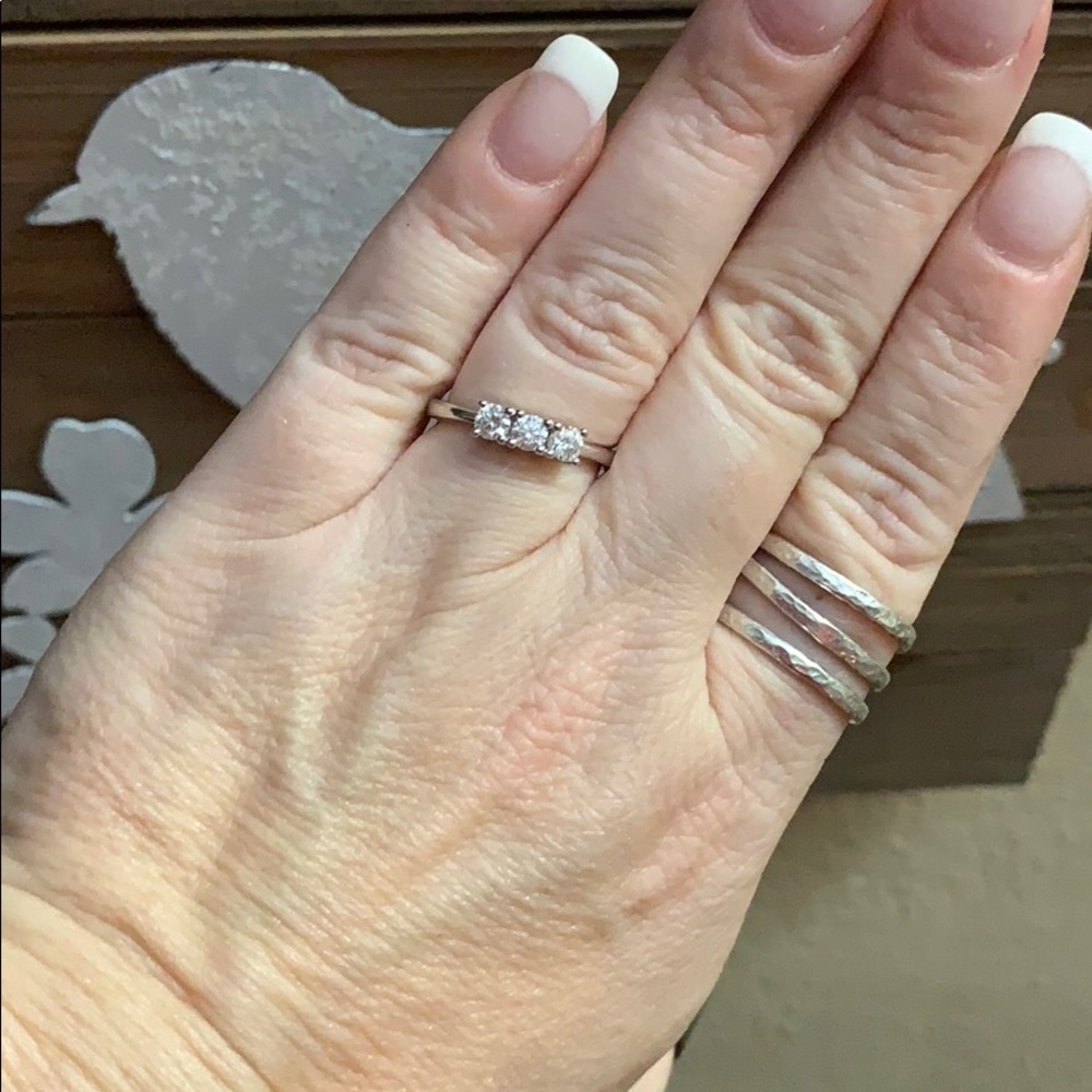 šBeautiful 3 stone brilliant white Moissanite - Picture 8 of 8